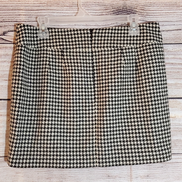 Banana Republic wool blend houndstooth mini skirt - Picture 2 of 8